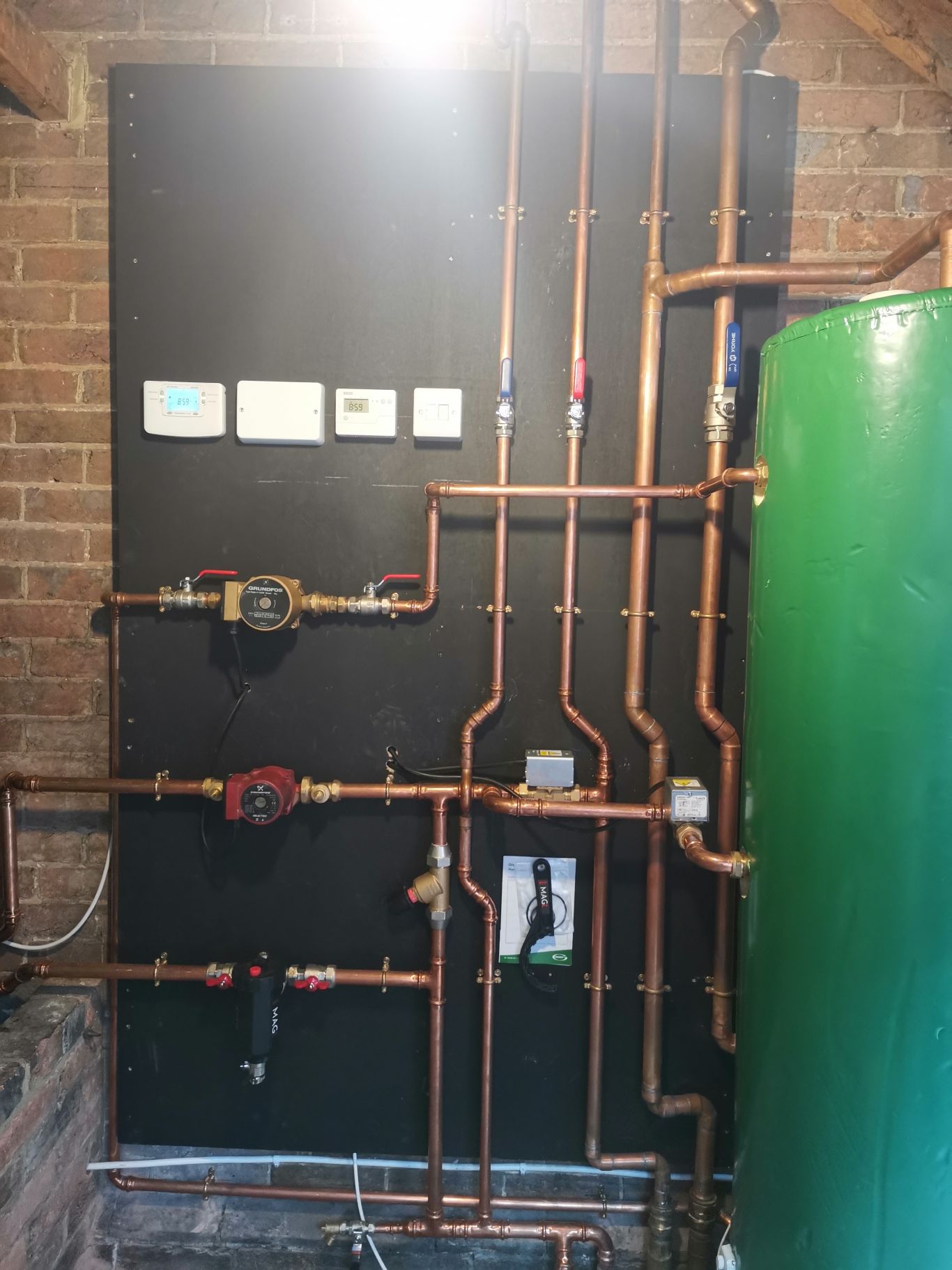 Underfloor heating system installation